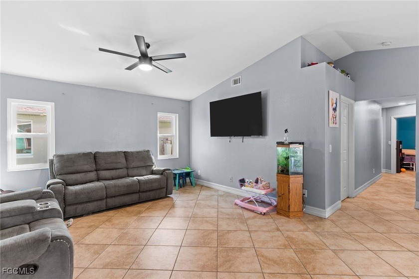 Short Sale Opportunity. Spacious 3-bedroom, 2-bath home offering - photo 3