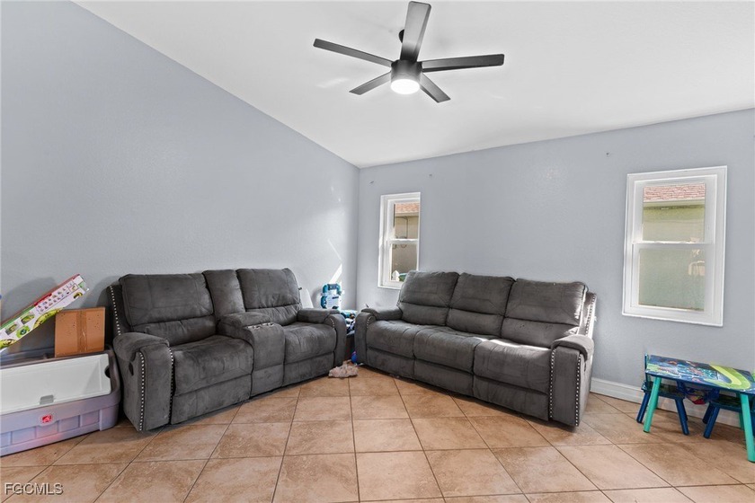 Short Sale Opportunity. Spacious 3-bedroom, 2-bath home offering - photo 4