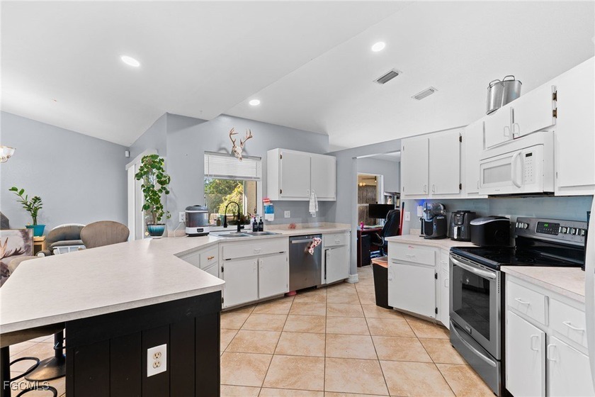 Short Sale Opportunity. Spacious 3-bedroom, 2-bath home offering - photo 6