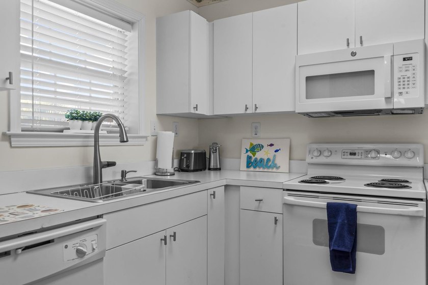 Beautiful 1-bedroom, 1-bath end unit located in the highly - photo 8