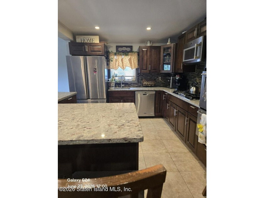 Superb Annadale location near train, buses, shops and - photo 8