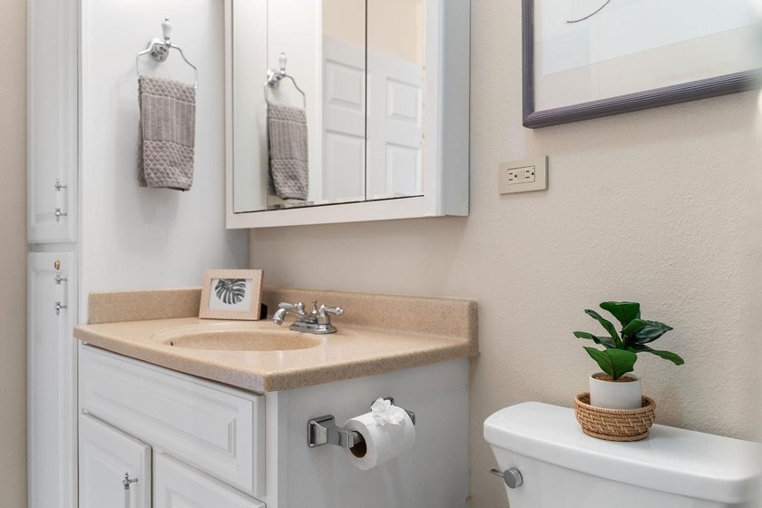 Beautifully Updated 1BR/1BA Condo. This turnkey unit in the - photo 19