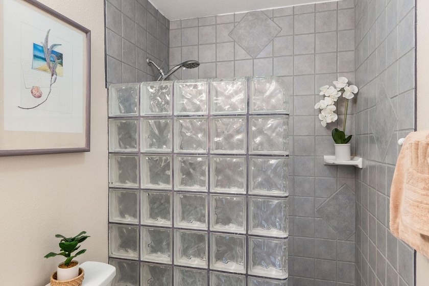 Beautifully Updated 1BR/1BA Condo. This turnkey unit in the - photo 20