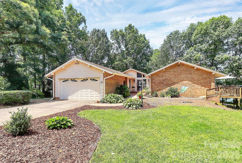 Waterfront on Moss Lake! Stunning home with year-round - photo 5
