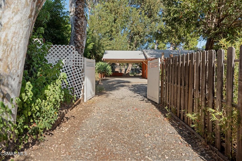 Unlock the possibilities with this rare duplex-zoned property in - photo 7