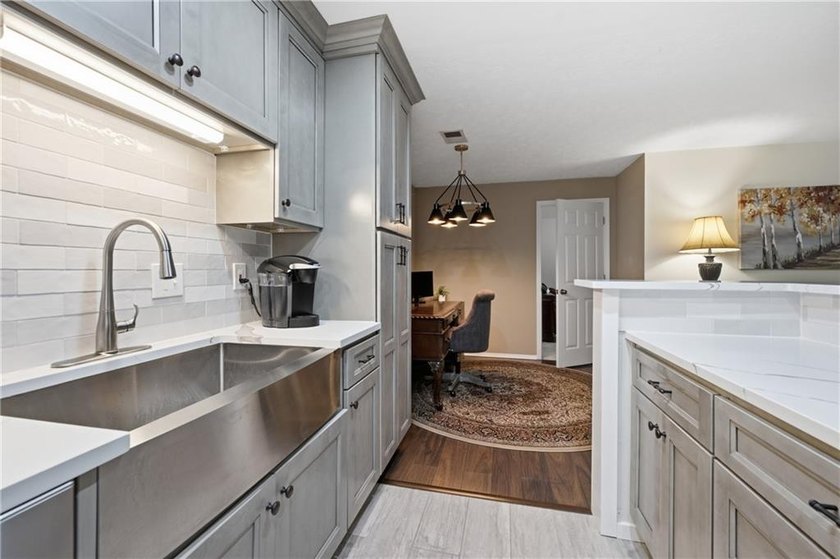Beautiful, top-level 2bed/2bath turn-key condo in the hidden gem - photo 10