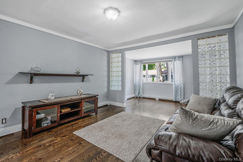 Beautiful West Islip Colonial on a huge double lot with - photo 5