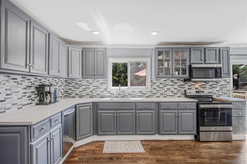 Beautiful West Islip Colonial on a huge double lot with - photo 8