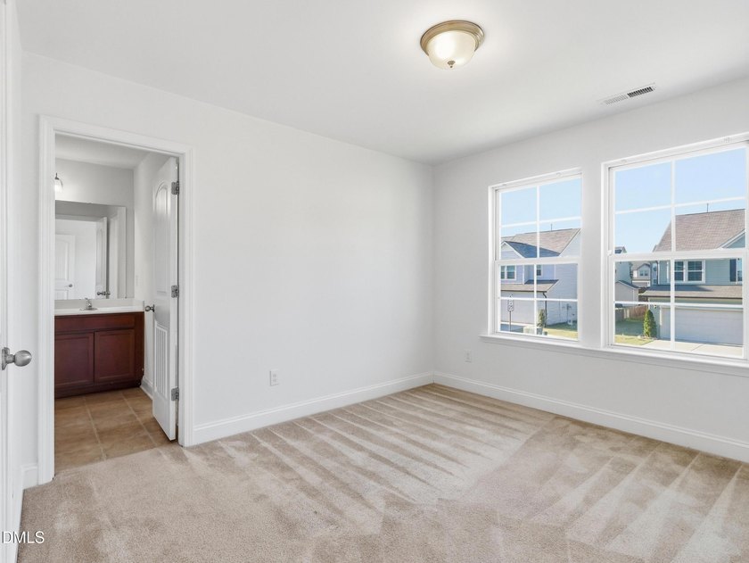 Open and inviting 3-bedroom, 2.5 bath home located on a corner - photo 11