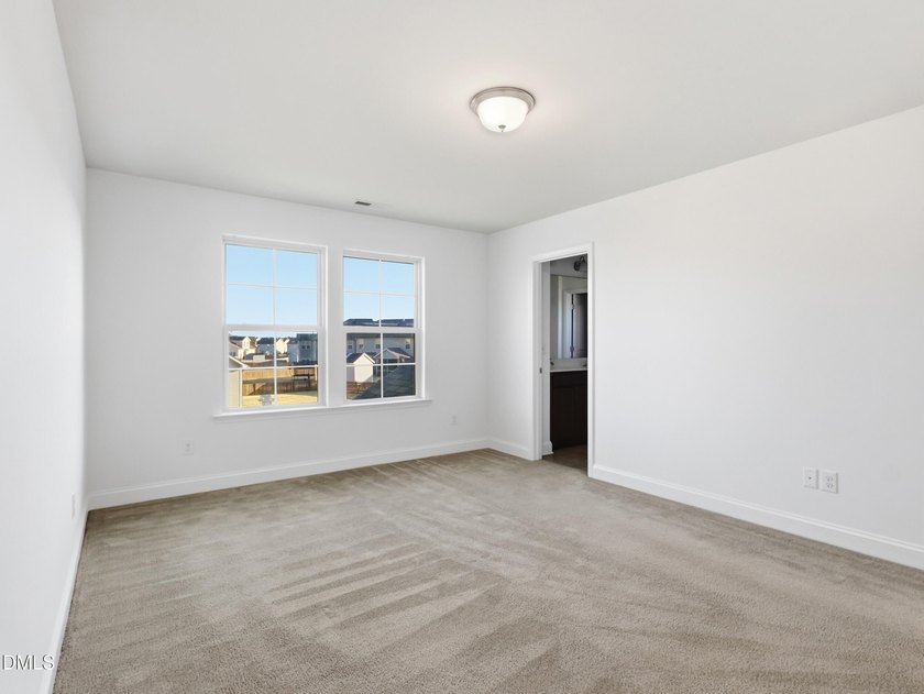 Open and inviting 3-bedroom, 2.5 bath home located on a corner - photo 12