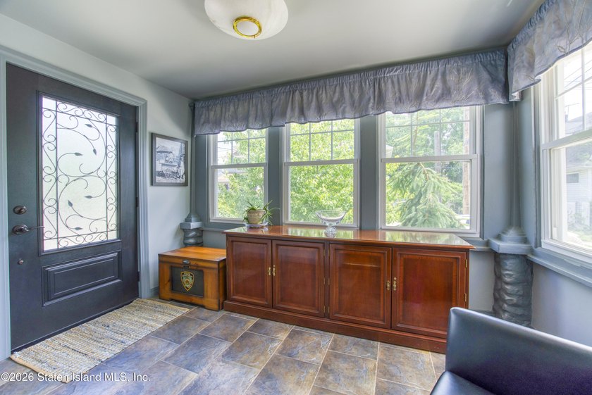 Welcome to 26 Dakota Pl, a single family detached colonial in - photo 4