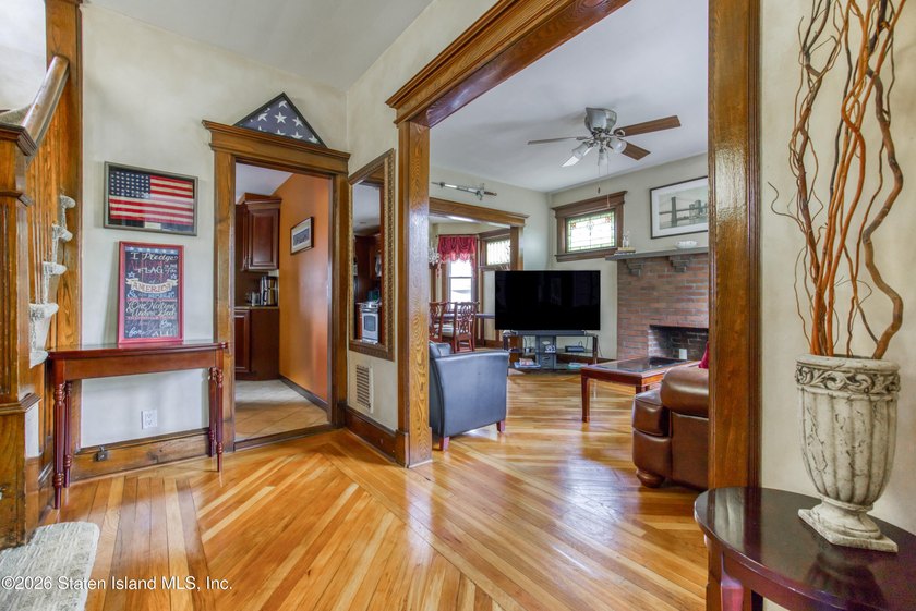 Welcome to 26 Dakota Pl, a single family detached colonial in - photo 6
