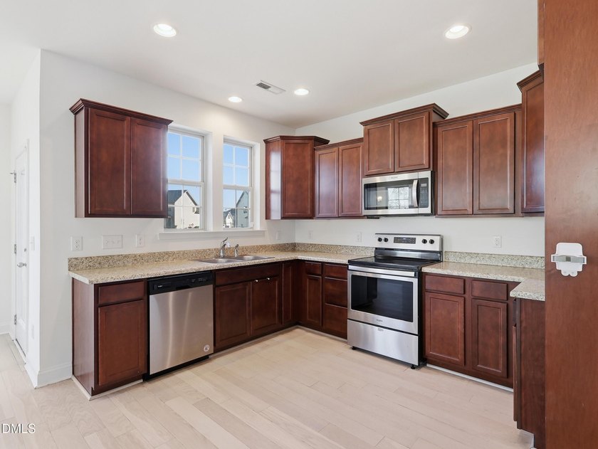 Open and inviting 3-bedroom, 2.5 bath home located on a corner - photo 19