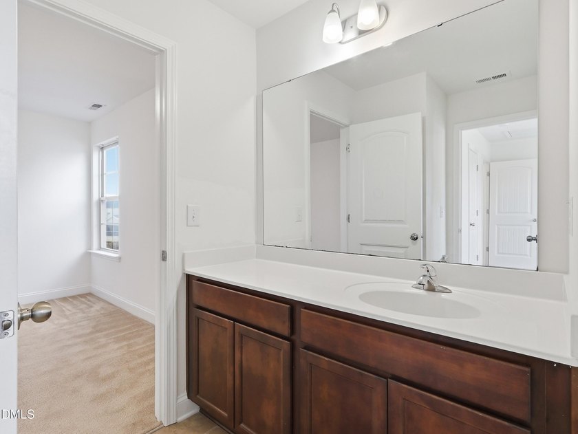 Open and inviting 3-bedroom, 2.5 bath home located on a corner - photo 21