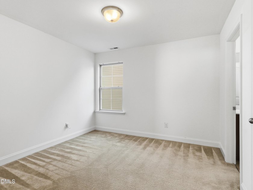 Open and inviting 3-bedroom, 2.5 bath home located on a corner - photo 23