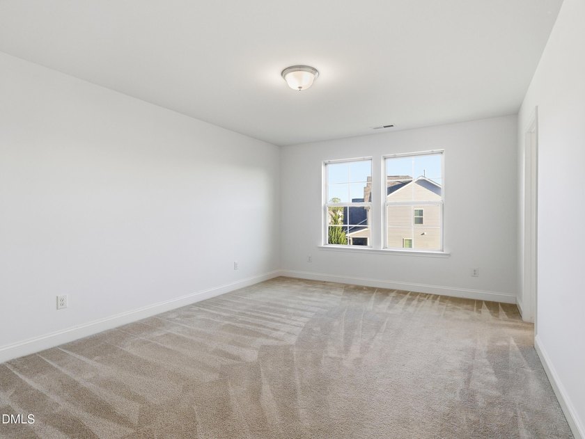 Open and inviting 3-bedroom, 2.5 bath home located on a corner - photo 25