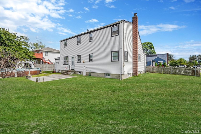 This spacious five-bedroom, two-full-bath corner-lot home in - photo 29