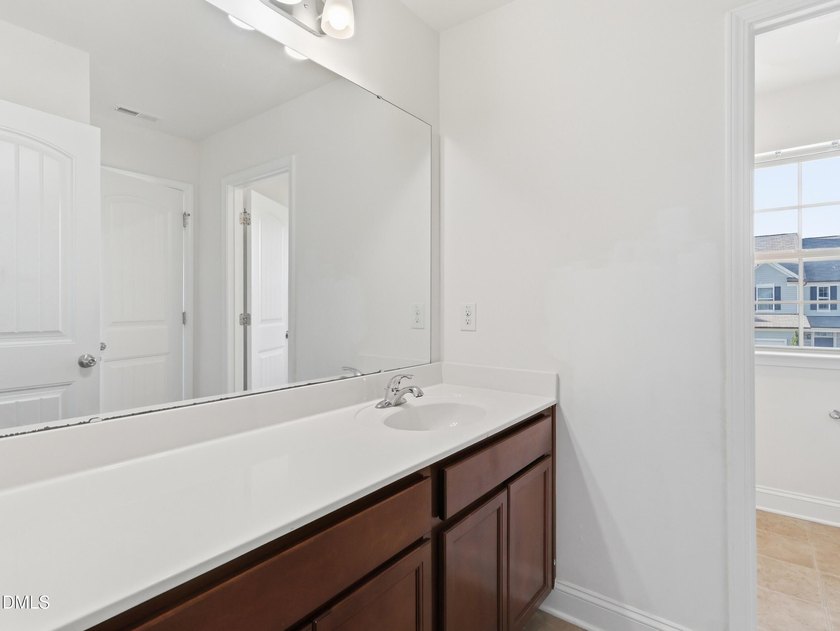 Open and inviting 3-bedroom, 2.5 bath home located on a corner - photo 29