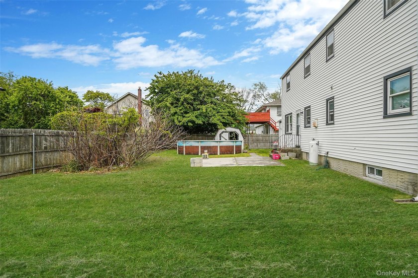 This spacious five-bedroom, two-full-bath corner-lot home in - photo 30