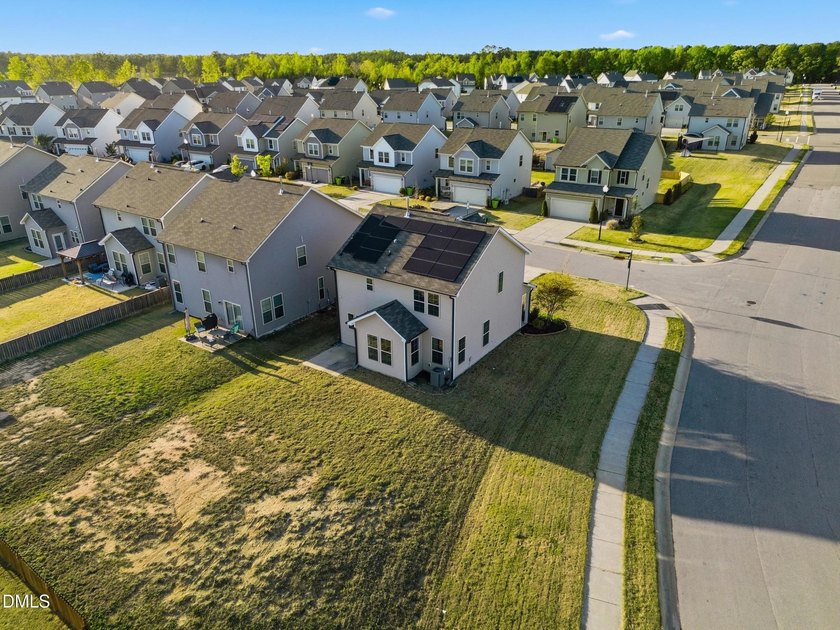 Open and inviting 3-bedroom, 2.5 bath home located on a corner - photo 31