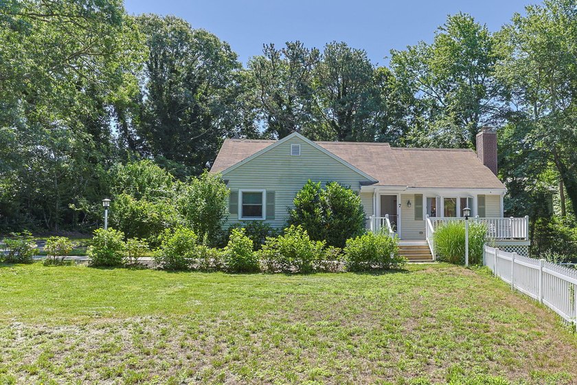 Welcome to 7 Openfield Road! This beautifully updated South - photo 4