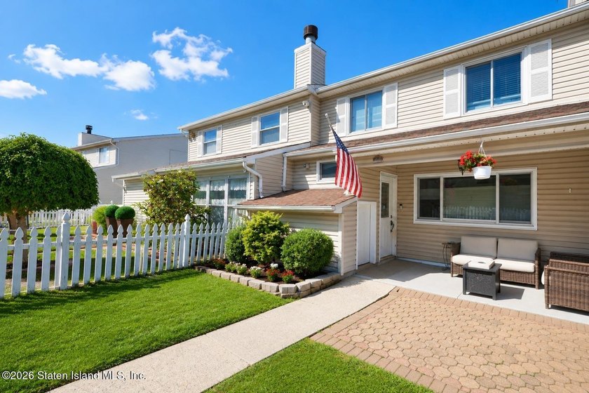 Modern 2-bedroom Condo with a front yard porch. The open concept - photo 2