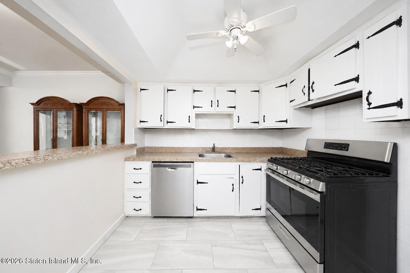 Modern 2-bedroom Condo with a front yard porch. The open concept - photo 8