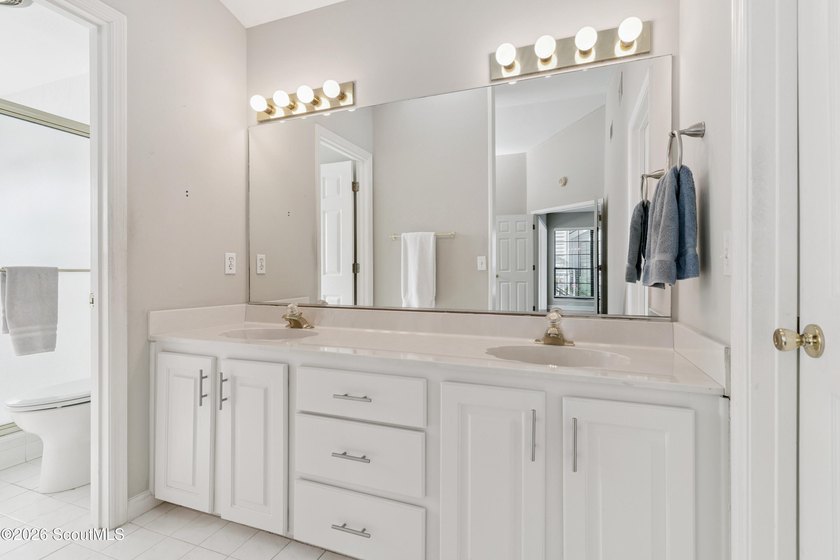 Welcome home to this inviting single-level cottage tucked away - photo 11