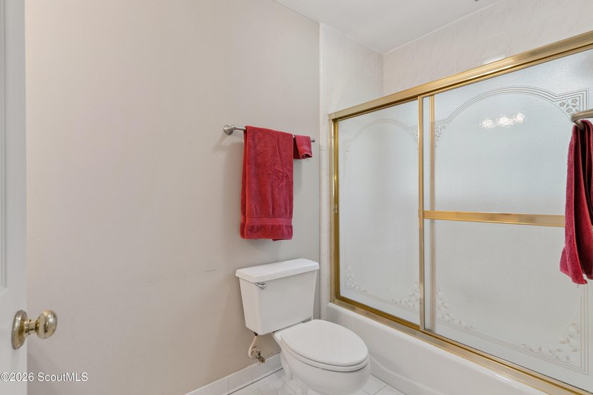 Welcome home to this inviting single-level cottage tucked away - photo 19