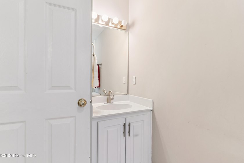 Welcome home to this inviting single-level cottage tucked away - photo 20