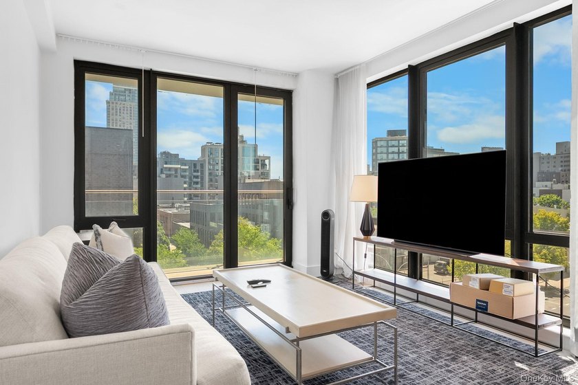 Welcome to sophisticated living at The Bond in the heart of Long - photo 4
