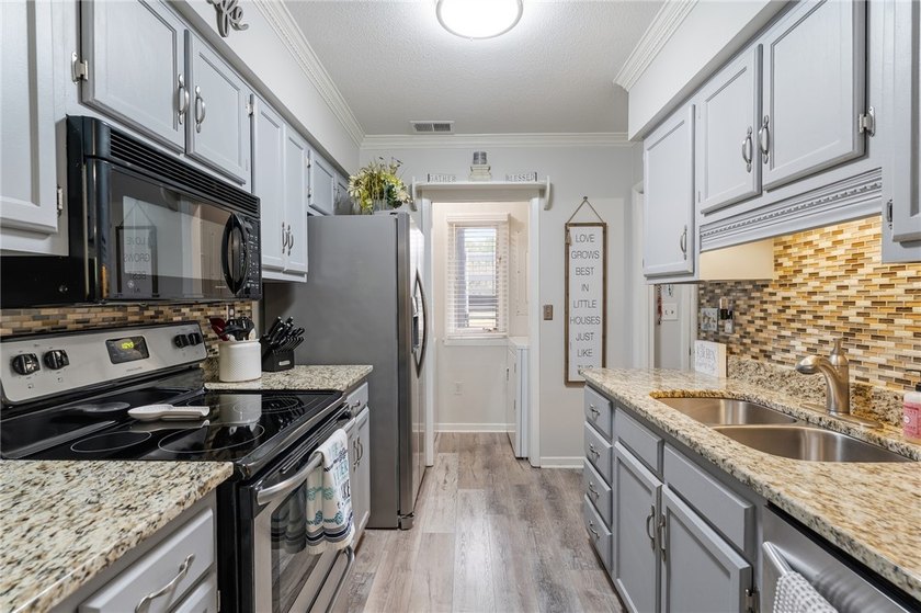 Wake up to lake views and enjoy carefree living in this - photo 6