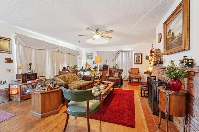 Welcome to 437 Court Ave, a charming Mid-Century Modern hillside - photo 2