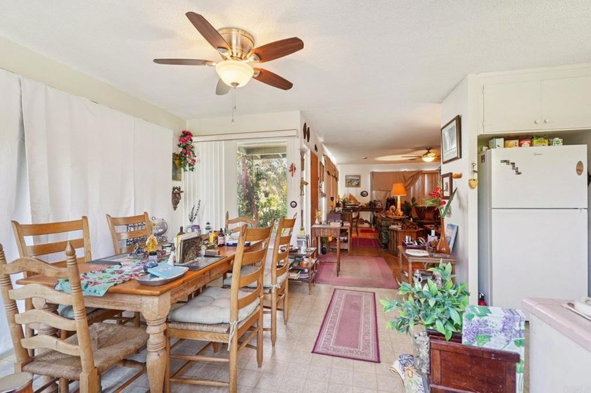 Welcome to 437 Court Ave, a charming Mid-Century Modern hillside - photo 4