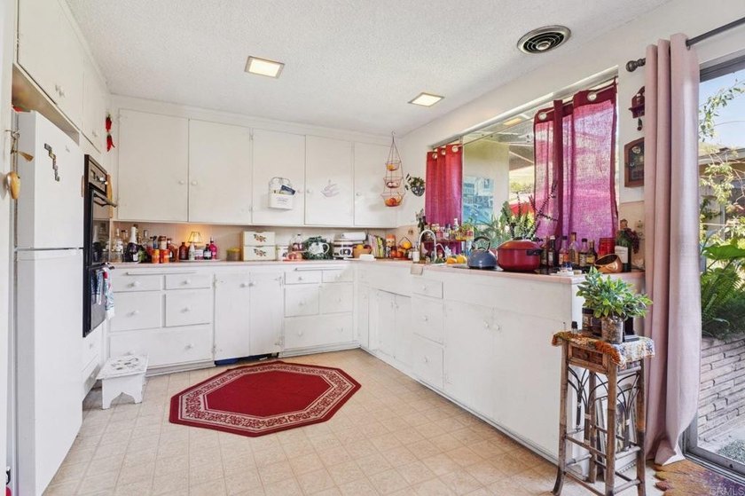Welcome to 437 Court Ave, a charming Mid-Century Modern hillside - photo 5