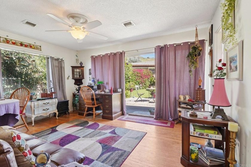 Welcome to 437 Court Ave, a charming Mid-Century Modern hillside - photo 8
