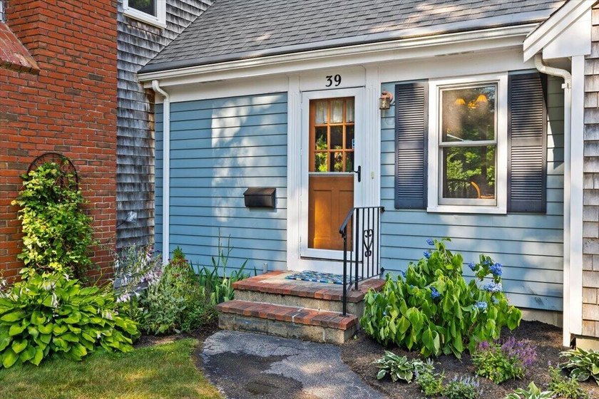 Lovingly cared for by one family since it was built, this - photo 3