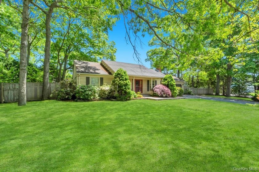 Welcome to 3 Woodbine Lane, nestled in the highly sought-after - photo 3
