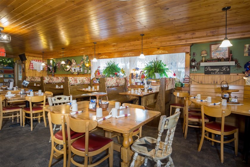 Own your own restaurant! Commercial property with a successful - photo 4
