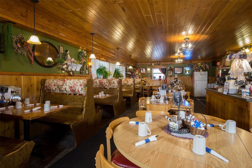 Own your own restaurant! Commercial property with a successful - photo 5