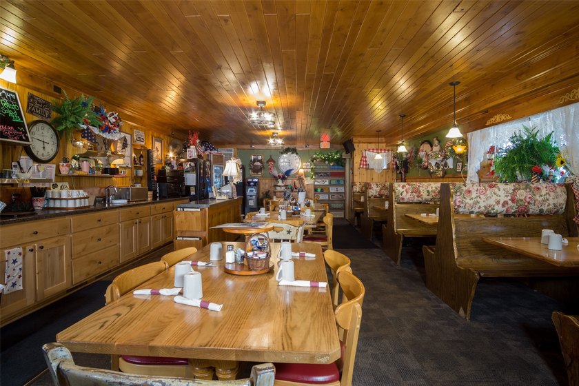Own your own restaurant! Commercial property with a successful - photo 7