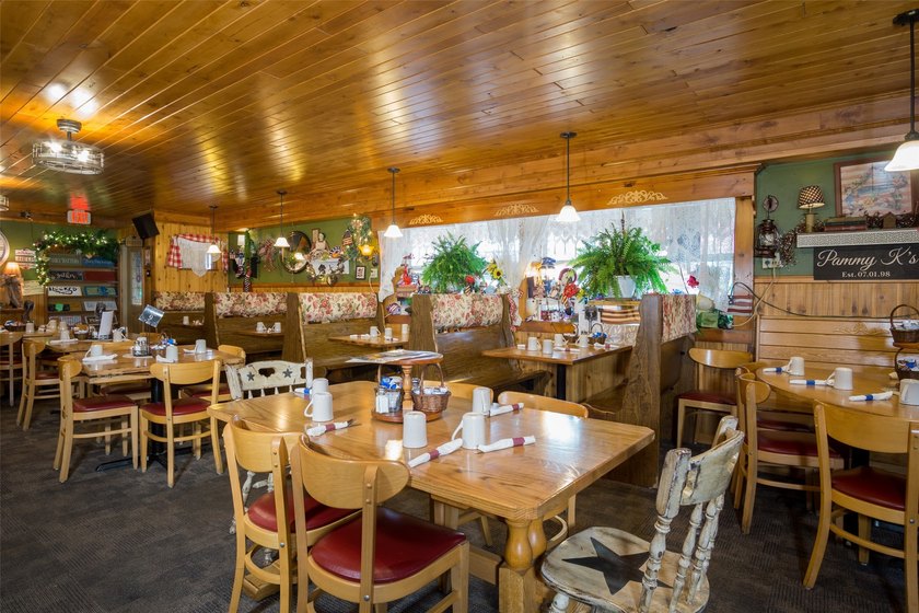 Own your own restaurant! Commercial property with a successful - photo 8