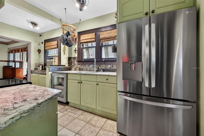This charming 1925 bungalow is situated perfectly in the heart - photo 12