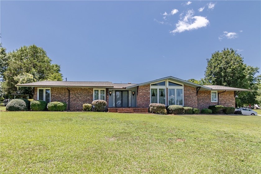 Spacious Brick Ranch with Salt-Water Pool in T.L. Hanna - photo 3