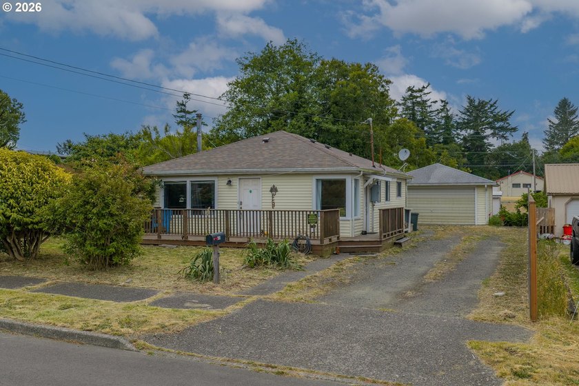 Welcome to this charming 2 bedroom, 1 bath coastal cottage - photo 5
