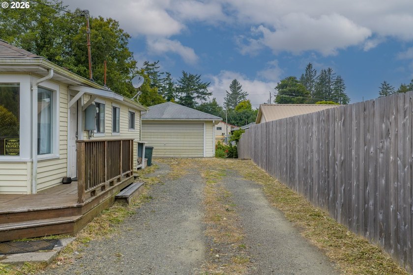 Welcome to this charming 2 bedroom, 1 bath coastal cottage - photo 7