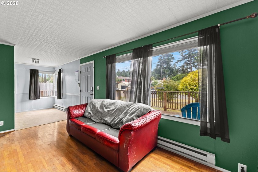 Welcome to this charming 2 bedroom, 1 bath coastal cottage - photo 8