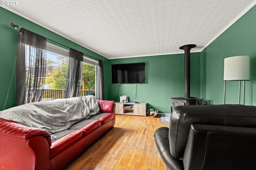 Welcome to this charming 2 bedroom, 1 bath coastal cottage - photo 10