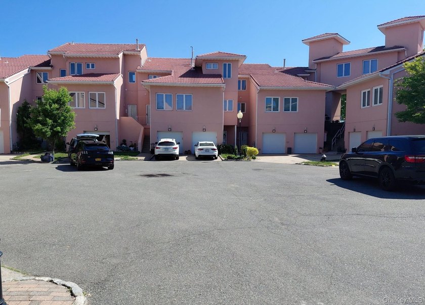 This Condo Style Home Features 2 Bedrooms, 2.5 Baths, Eat In - photo 3