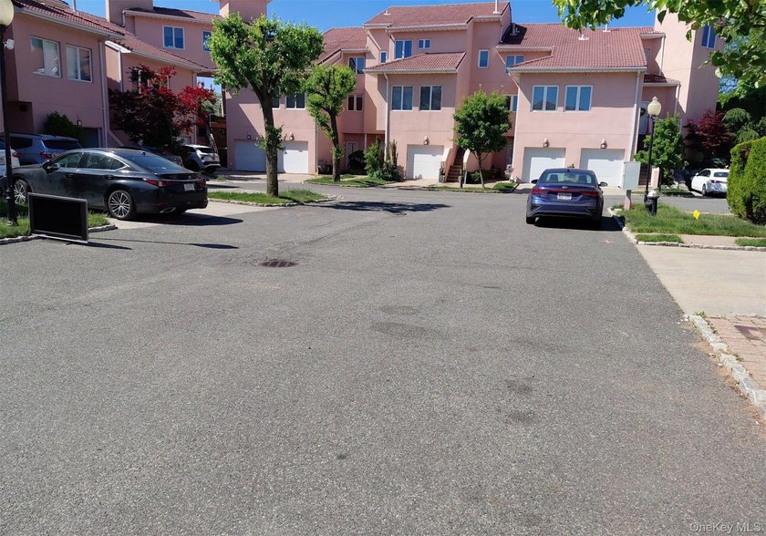 This Condo Style Home Features 2 Bedrooms, 2.5 Baths, Eat In - photo 4